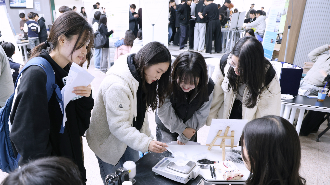'오픈랩페스타'에 참석한 학부생들이 연구실험을 체험하고 있다. (사진제공=단국대)