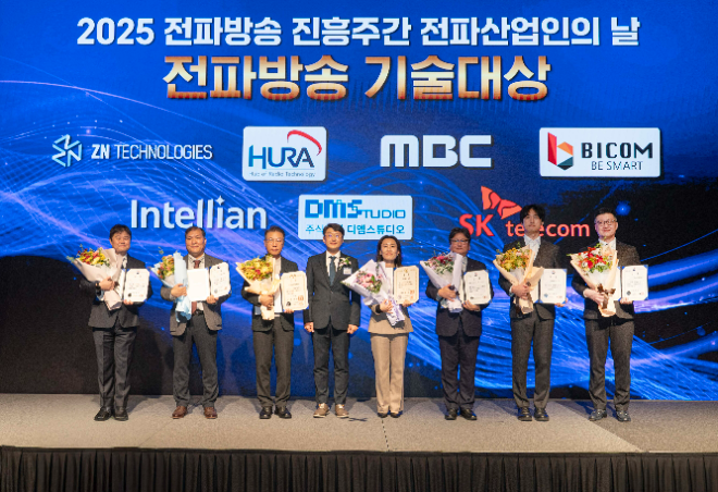 최우혁 과학기술정보통신부 네트워크정책실장(왼쪽에서 네 번째)과 류탁기 SKT 인프라기술본부장(사진 맨 오른쪽)이 전파방송 기술대상 수상자들과 기념 촬영을 하는 모습 / 사진 = SK텔레콤