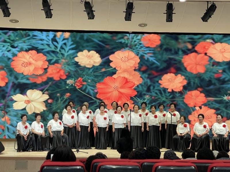 제11회 군민한글학교 백일장에서 합창 무대를 선보인 은빛실버합창단 (사진제공=진도군)