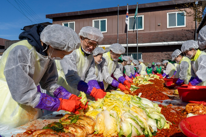 NH농협금융은 지난 11일, 강원도 홍천군 영귀미면 소재의 왕대추마을에서 '사랑의 김장김치 나눔'을 실시했다고 밝혔다. 사진은 이찬우 회장(왼쪽 두 번째)과 박성헌 경영지원부장(왼쪽 네 번째) 등 금융지주 봉사단과 마을 주민들이 김장을 하는 모습. / 사진 = NH농협금융