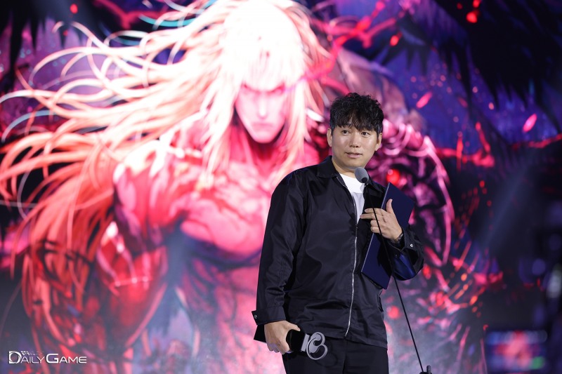 네오플 윤명진 대표가 '2025 대한민국 게임대상'에서 '퍼스트 버서커: 카진'의 최우수상 수상 소감을 밝히는 모습.