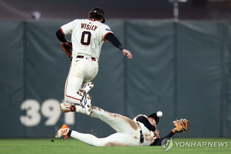 이정후가 넘어지며 공을 잡고 있다.