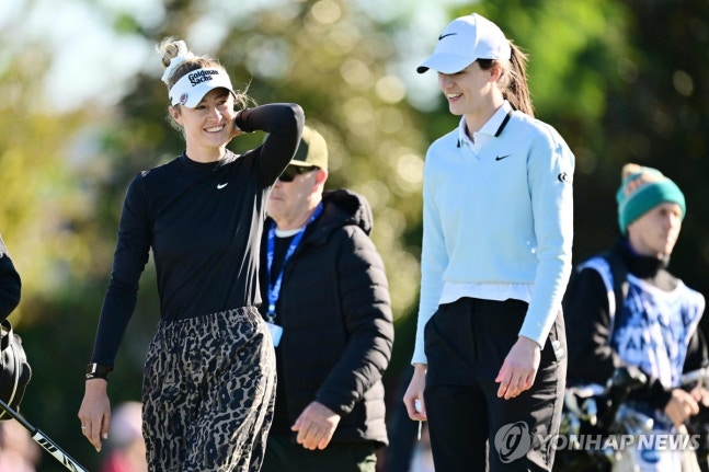 코르다(왼쪽)와 대화하는 클라크 / 사진=연합뉴스