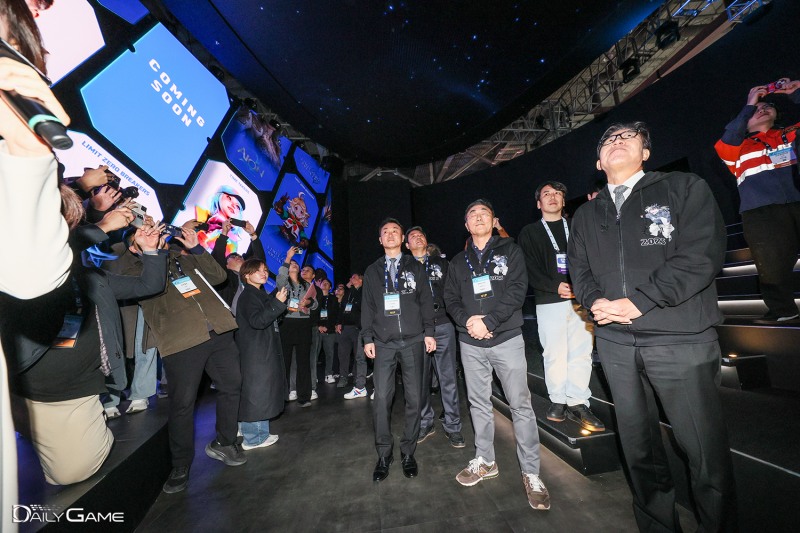 개막식 참석자들이 엔씨소프트 부스를 돌아봤다.