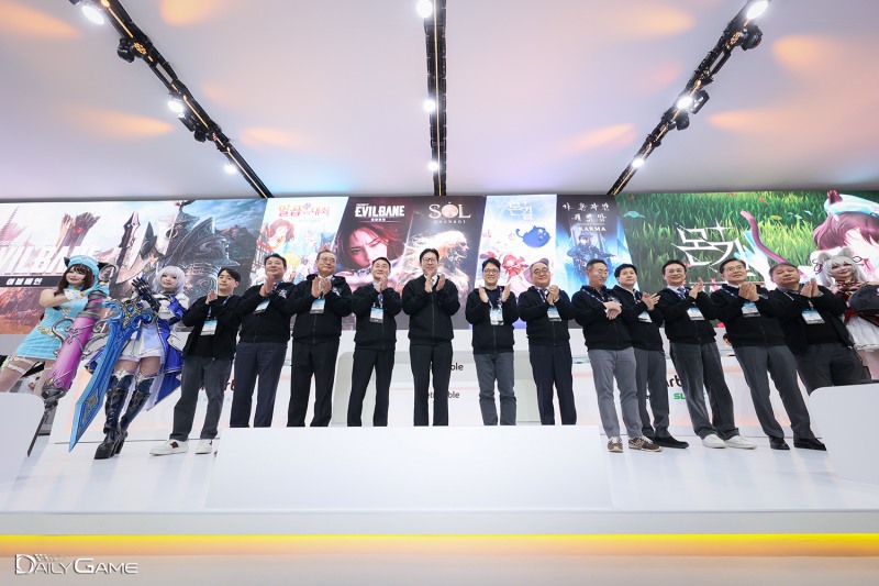 넷마블 부스에서 행사의 시작을 축하했다.