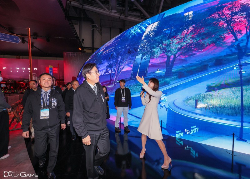 입체 화면으로 구현된 화려한 장면을 지켜봤다.