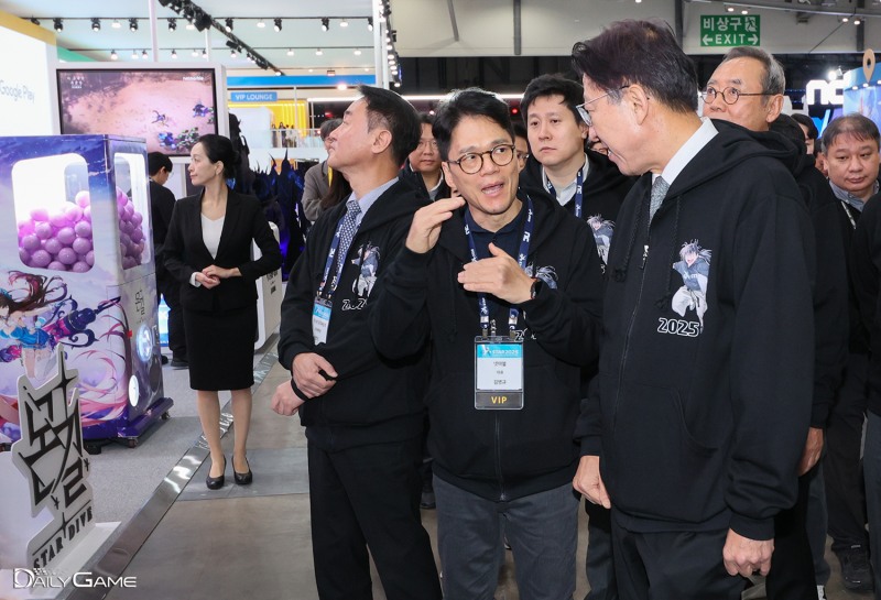 넷마블 김병규 대표로부터 전시장과 게임에 대한 설명을 듣고 있다.