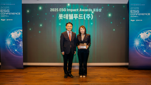 기념촬영을 하고 있는 신민정 롯데웰푸드 IMC팀장(사진 우측)과 김윤곤 더나은미래 대표 (사진 좌측) 모습 / 사진 = 롯데웰푸드