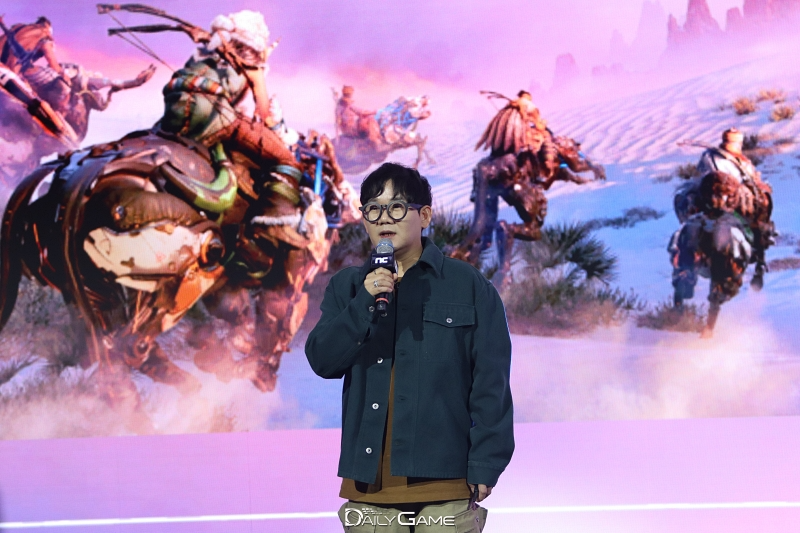 '호라이즌 스틸 프론티어스' 이성구 총괄 프로듀서가 무대에 올라 개발 현황과 주요 특징을 소개했다.