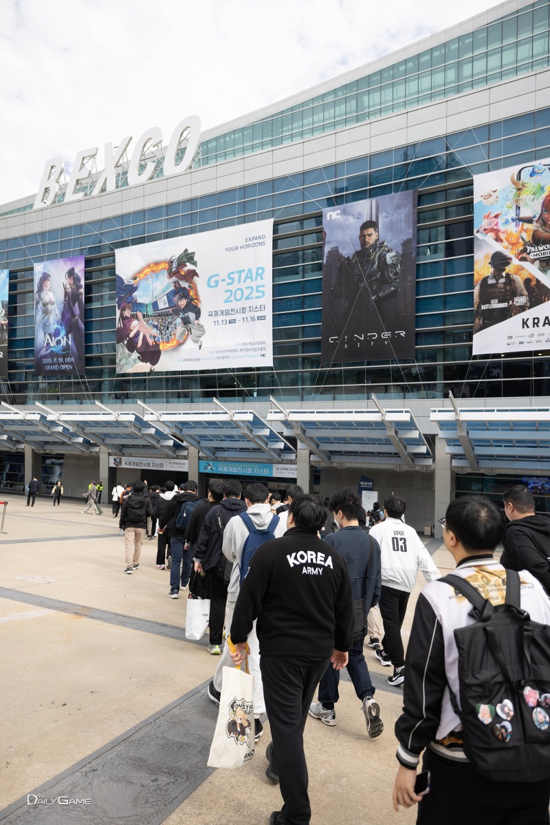 지스타는 달라진 게임시장 환경에 맞춘 변화가 필요한 시점이다. 사진은 지스타 2025 B2C 행사장으로 향하는 관람객들.