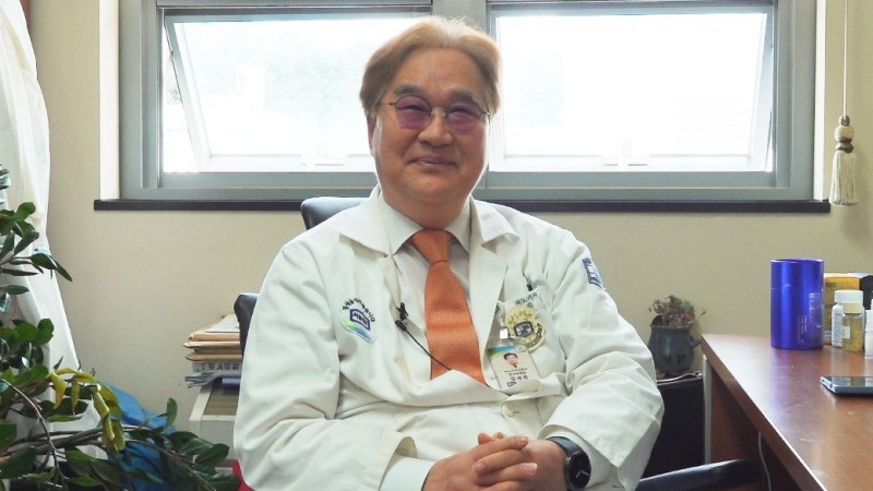 ▲ 서울성모병원 비뇨의학과 김세웅 교수가 ‘녹용당귀등 복합추출물’ 연구에 대해 설명하고 있다.