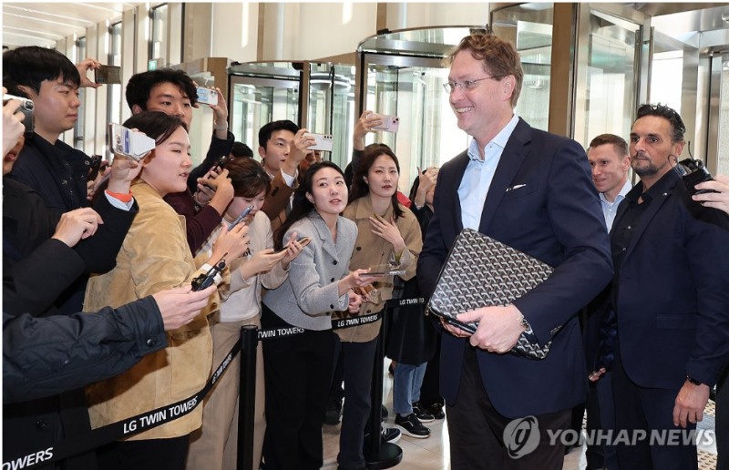 13일 방한한 올라 칼레니우스 메르세데스-벤츠 회장이 서울 여의도 LG트윈타워로 들어서면서 취재진 질문을 받고 있다. 사진=연합뉴스