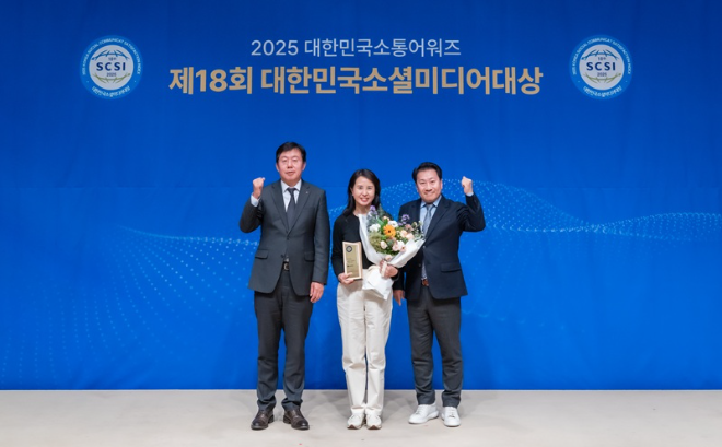 13일 서울 광화문 한국프레스센터에서 열린 ‘제18회 대한민국소통어워즈’에서 정수진 LG전자 한국영업본부 브랜드커뮤니케이션담당(사진 가운데)이 수상 기념 사진을 촬영하고 있다.