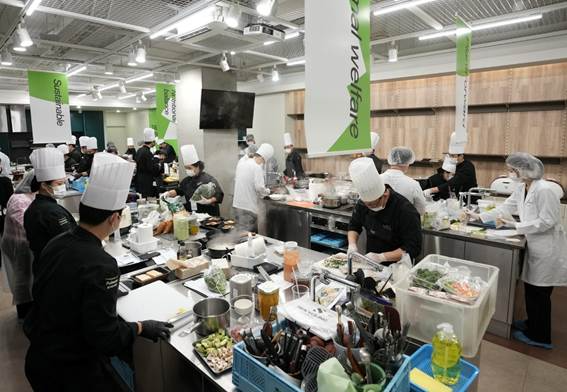 12일 서울 송파구 풀무원푸드앤컬처 본사에서 열린 ‘2025 지속가능식생활 식단 경진대회’ 내부 전문가 예선에서 참가자들이 지속가능식단 메뉴 개발을 위한 조리 경연을 펼치고 있다.