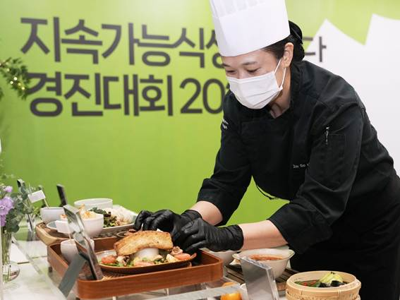 12일 서울 송파구 풀무원푸드앤컬처 본사에서 열린 ‘2025 지속가능식생활 식단 경진대회’ 내부 전문가 예선 참가자가 지속가능식단 메뉴를 준비하고 있다.