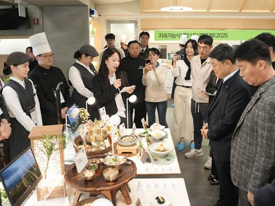 12일 서울 송파구 풀무원푸드앤컬처 본사에서 열린 ‘2025 지속가능식생활 식단 경진대회’ 내부 전문가 예선에서 풀무원푸드앤컬처 이동훈 대표(오른쪽 두 번째)가 참가자의 메뉴 설명을 듣고 있다.