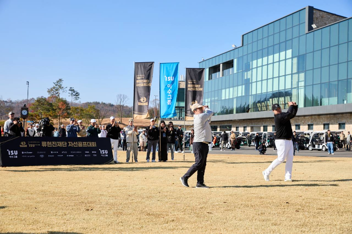 공동시타중인 이수그룹 김상범 회장(좌)과 류현진재단 류현진 이사장(우)