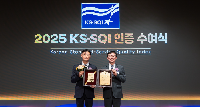 코웨이가 ‘2025 한국서비스품질지수(KS-SQI)’ 조사에서 정수기와 공기청정기 A/S 부문 1위에 선정됐다. 지난 11일 진행된 인증서 수여식에서 이용준 코웨이 고객품질본부장(왼쪽)과 문동민 한국표준협회장(오른쪽)이 기념사진을 촬영하고 있다.