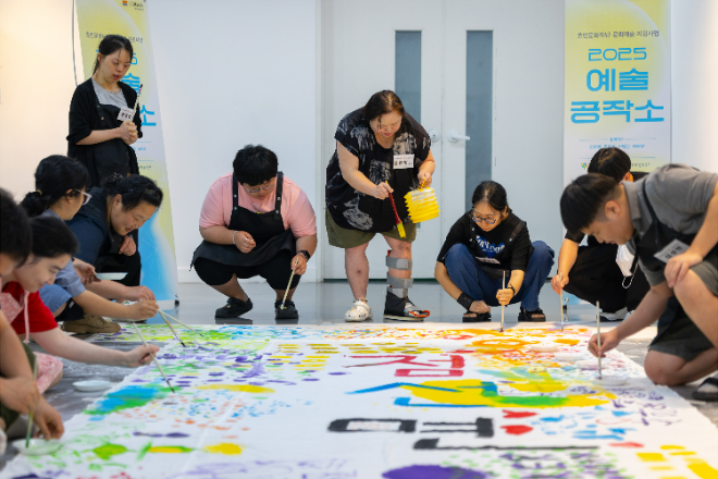 호반문화재단이 문화소외계층을 대상으로 다양한 예술 교육과 창작 활동을 지원하는 ‘2025 예술공작소’를 진행했다고 14일 밝혔다. 사진은 예술공작소 참가자들이 정은혜 작가 수업에서 그림 그리기 실습을 하는 모습. / 사진 = 호반그룹
