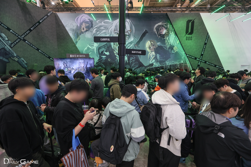 '지스타 2025' 2일 차 개장과 동시에 웹젠 '게이트 오브 게이츠' 체험존에 인파가 몰렸다.