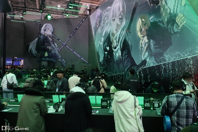 체험존에서 게임을 즐기는 관람객들.