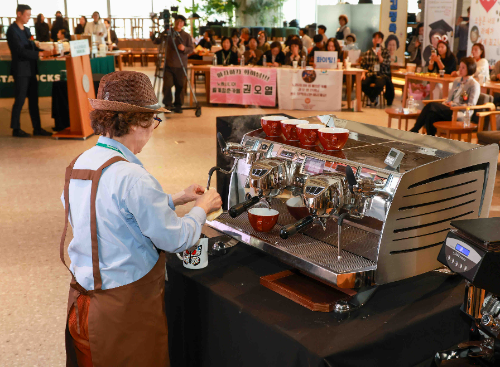 제4회 시니어 바리스타 라떼아트 대회의 최고령 참가자이자 최우수상을 수상한 서울노원시니어클럽 권오열 바리스타가 라떼아트를 준비하는 모습 / 사진 = 스타벅스