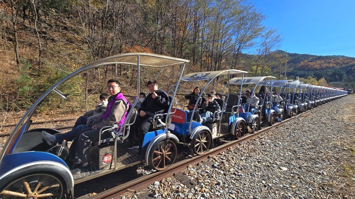 에스알은 강원랜드, 동작구와 함께 지난 11일부터 12일까지 이틀간 강원도 삼척시에 위치한 어린이 기차 테마파크 ‘추추파크’를 찾아 어린이들의 철도 테마파크 체험 활동을 함께했다./에스알