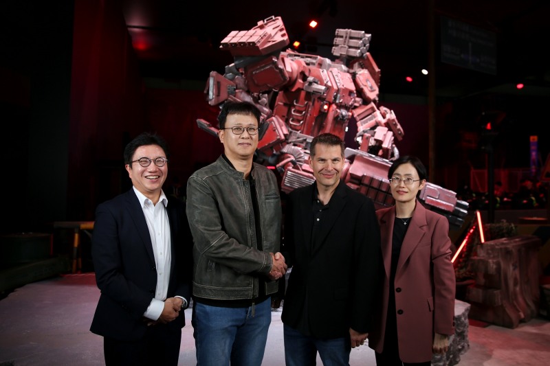 왼쪽부터 최원종 엔씨소프트 IP얼라이언스실장, 배재현 빅파이어 게임즈 대표, 제러미 홀렛(Jeremy Hollett) 마이크로소프트 애저(Azure) 고객 신뢰 엔지니어링(CRE) 총괄 부사장(Corporate Vice President), 임옥희 한국마이크로소프트 고객 성공 사업부(Customer Success Unit) 부문장(사진 제공=엔씨소프트).