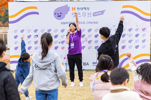 현대해상에서 주최한 ‘렛츠무브 플레이데이’ 체조 세션에 참여하고 있는 어린이들