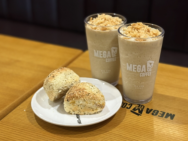 메가MGC커피, ‘누룽누룽 바삭 프라페’, ‘매콤 비빔 주먹빵’ 판매 기간 연장/사진 제공=메가MGC커피
