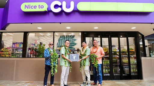 BGF리테일 홍정국 부회장(왼쪽 두번째)과 CU 하와이 로버트 쿠리수 대표(세 번째)가 CU 하와이 1호점 앞에서 기념 촬영을 하고 있다. CU 제공
