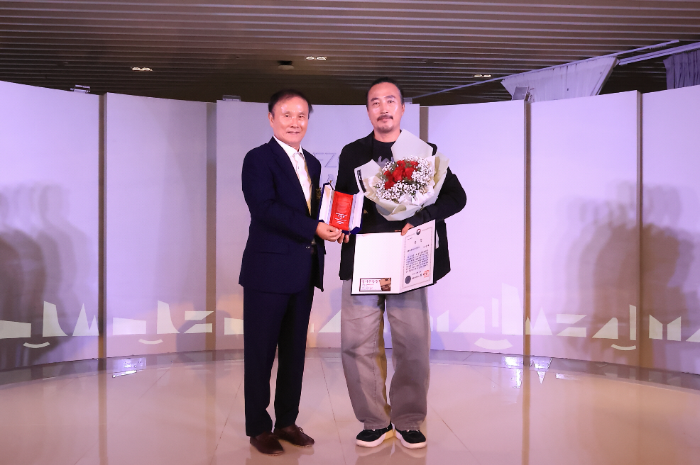 13일 골프존조이마루에서 열린 제5회 ‘철화분청사기 산업이 되다’ 시상식에서 김영찬 골프존문화재단 이사장(왼쪽)이 대상을 수상한 박연태 작가에게 상장과 트로피를 수여하고 기념촬영을 하고 있다