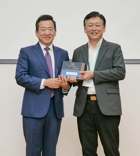 한국수입자동차협회(KAIDA)가 13일 부산항 국제전시컨벤션센터(BPEX)에서 열린 ’2025 한국자동차공학회(KSAE) 추계학술대회’ 정기총회에서 ’제10회 KAIDA 학술상’ 시상식을 진행했다. (좌) KAIDA 정윤영 부회장 (우) 수상자 대구가톨릭대학교 미래자동차공학과 김정윤 교수