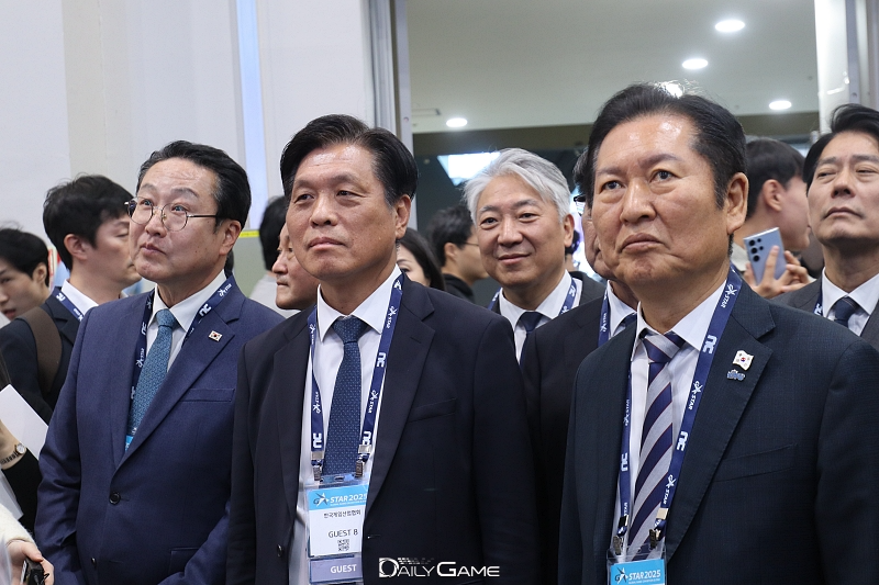 더불어민주당 조승래 사무총장과 조승래 의원이 '지스타 2025' B2C 전시장을 관람했다.