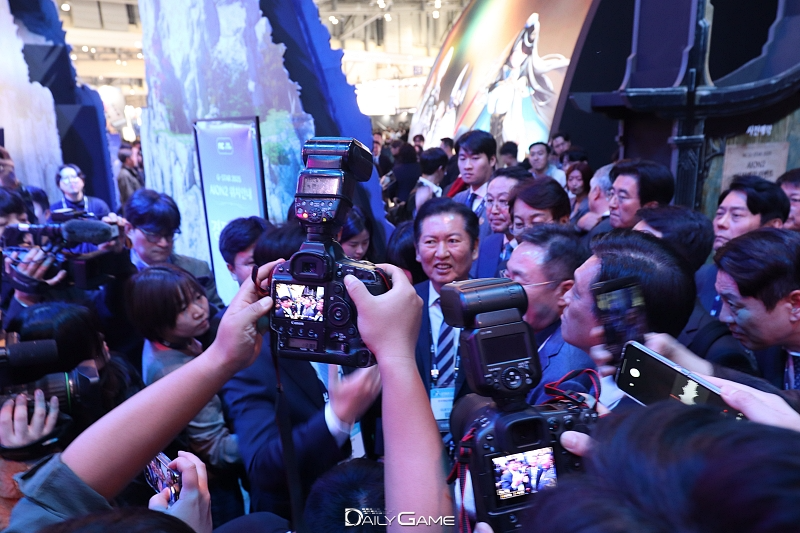 정청래 당대표는 '지스타 2025' 부스를 직접 체험하며 국내 게임업계와 이용자의 얼기에 감탄하는 모습이었다.