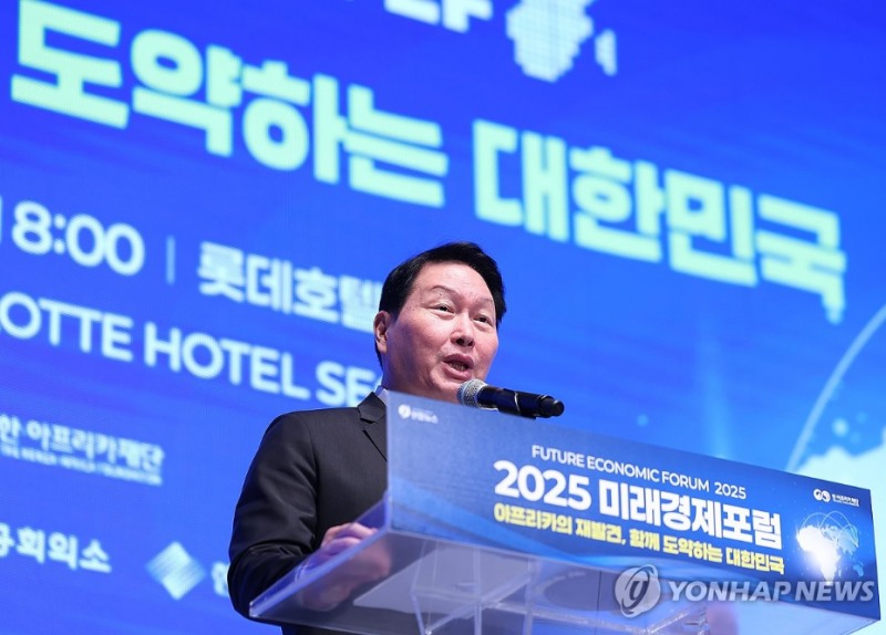 최태원 SK그룹 회장 겸 대한상의회장은 14일 "수출주도 경제는 더이상 해답이 아니다"며 소프트머니를 만들어내야 한다고 강조했다. 사진=연합뉴스