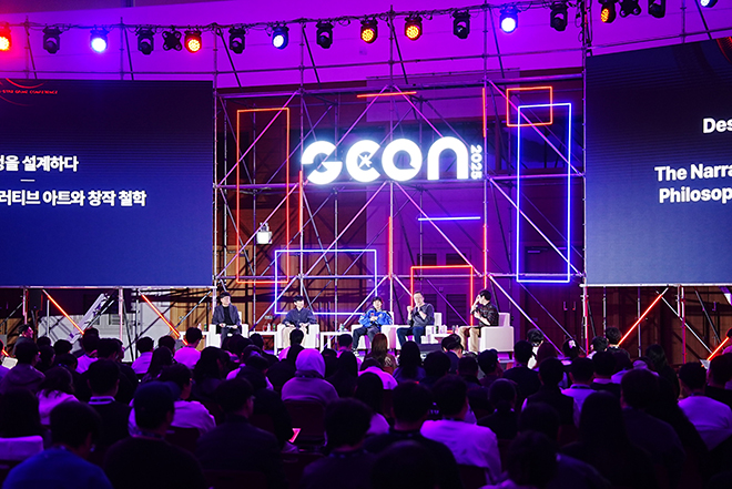 라운드8 스튜디오의 'P의 거짓' 제작진들이 '글로벌 게임 컨퍼런스'에서 '게임 내러티브'를 주제로 한 대담을 진행하고 있다. 사진 제공 : 네오위즈