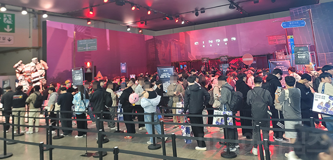 지스타 개막 첫날인 13일 '신더시티 시연 부스 풍경. 촬영 : 이동근 기자