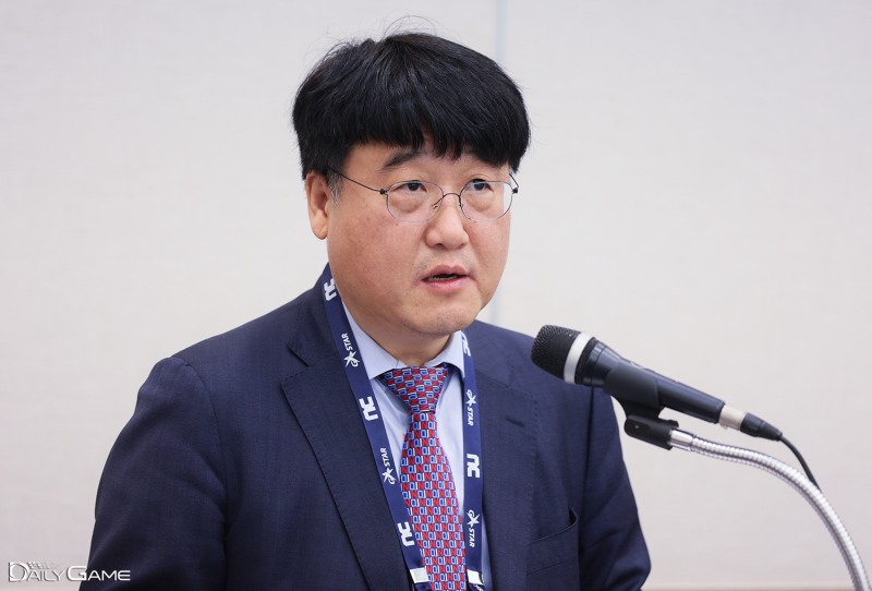 황성기 학회장이 행사의 의의를 소개했다.