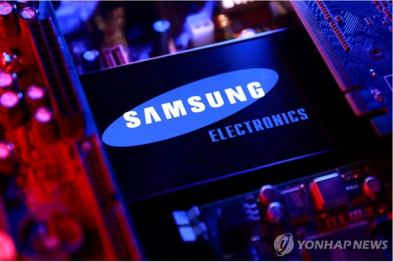 삼성전자가 공급 부족 상황이 심각한 메모리 반도체 일부 공급가를 11월에 최대 60% 인상했다고 로이터통신이 14일(현지시간) 보도했다. 사진=로이터통신, 연합뉴스