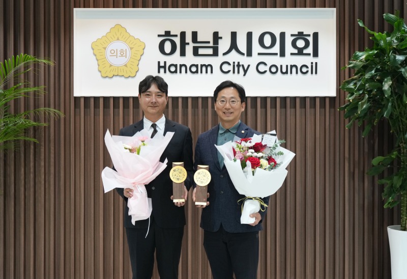 경기동부권시‧군의장협의회 제12회 의정활동 우수의원 수상,오승철의원(오른) 임종복 정책지원관