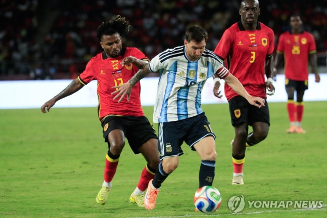 드리블 하는 리오넬 메시 / 사진=연합뉴스