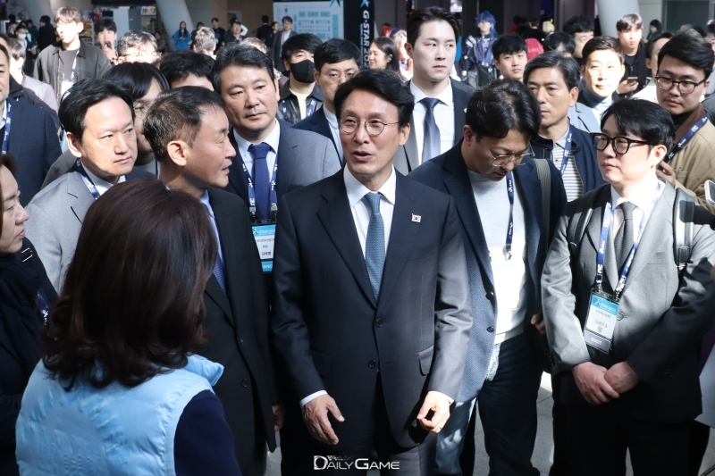 김민석 국무총리가 15일 부산 벡스코 '지스타 2025' 현장을 방문했다.