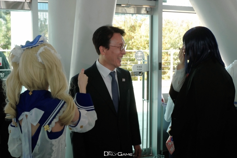 김민석 총리가 '지스타 2025'에 참가한 코스튬 플레이어들과 대화를 나누며 활짝 웃었다.