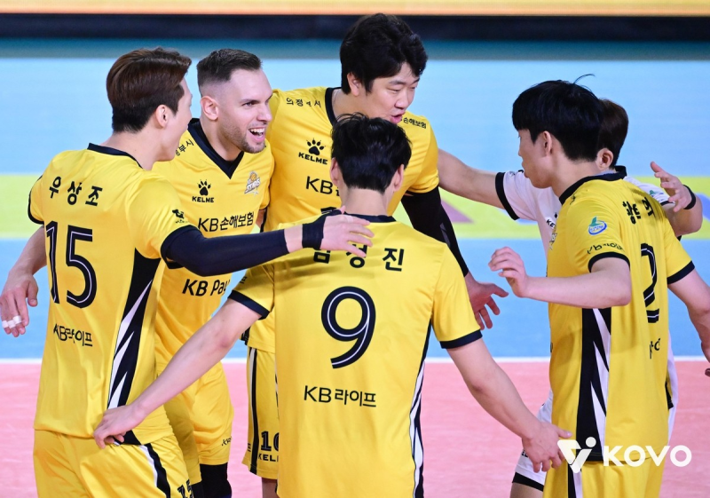 비예나의 27득점 맹활약이 이끈 KB손해보험의 선두 탈환...삼성화재 꺾고 3-1 역전승