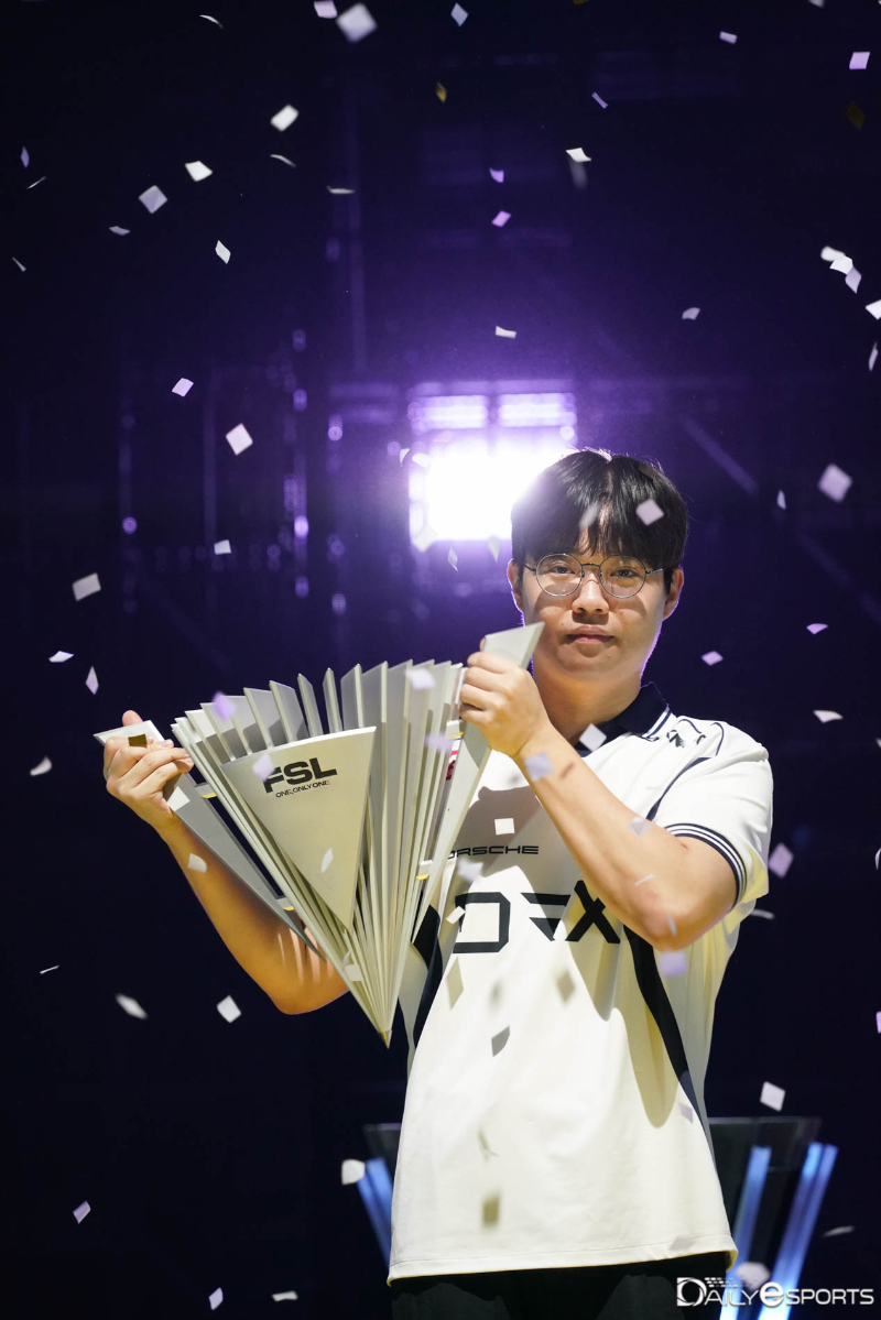 팀을 옮긴 뒤 처음으로 FSL 우승 트로피를 들어올린 '찬' 박찬화.