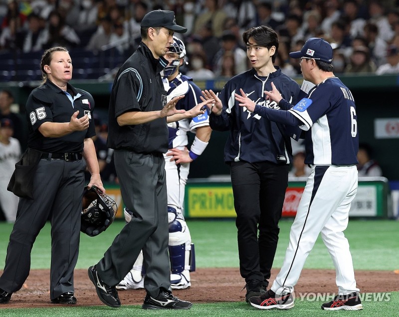 류지현 감독이 심판진에 항의하고 있다.
