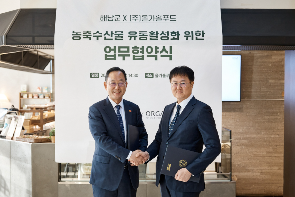 올가홀푸드 권순욱 대표(사진 오른쪽)와 명현관 해남군수