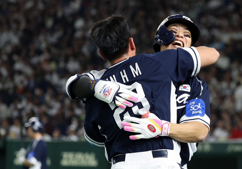 포옹 나누는 송성문과 안현민. 사진=연합뉴스