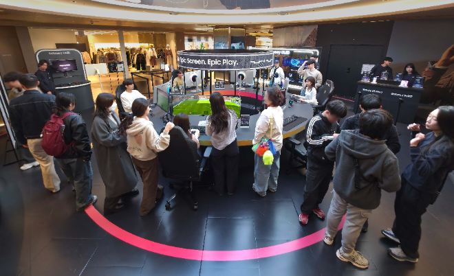 오디세이 게임 스테이션 팝업 체험존에서 관람객들이 삼성 오디세이 게이밍 모니터와 갤럭시 스마트폰으로 게임을 즐기고 있다. / 사진=삼성전자